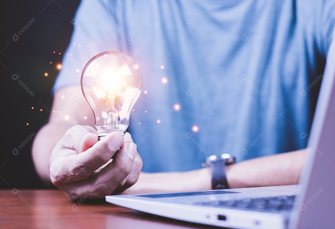 Homem segurando lâmpadas, ideias de novas ideias com tecnologia inovadora