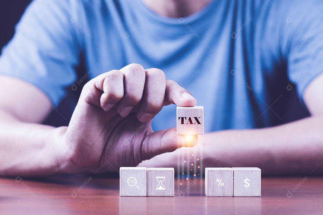 Mão de homem mudar bloco de cubo de madeira com imposto de palavra. Financeiro