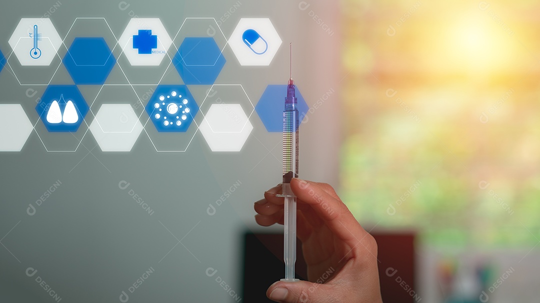 Uma seringa na mão de um médico