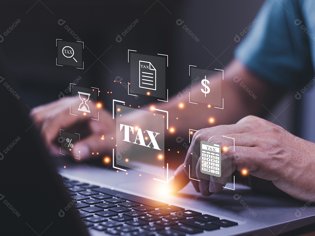 Homem usando laptop e smartphone e notebook