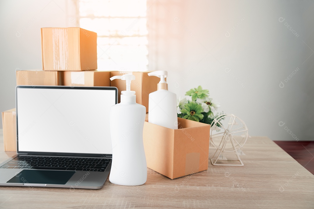 Computador portátil colocado sobre a mesa de madeira