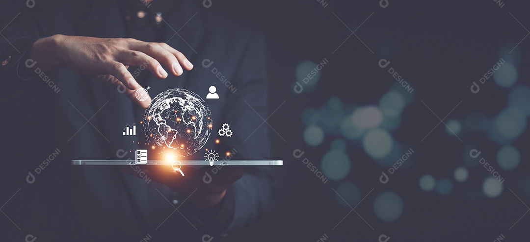 Homem de negócios que usa o telefone móvel esperto. Internet global de negócios