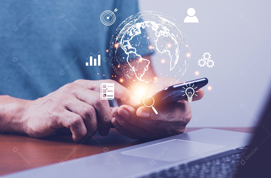 Homem de negócios que usa o telefone móvel esperto