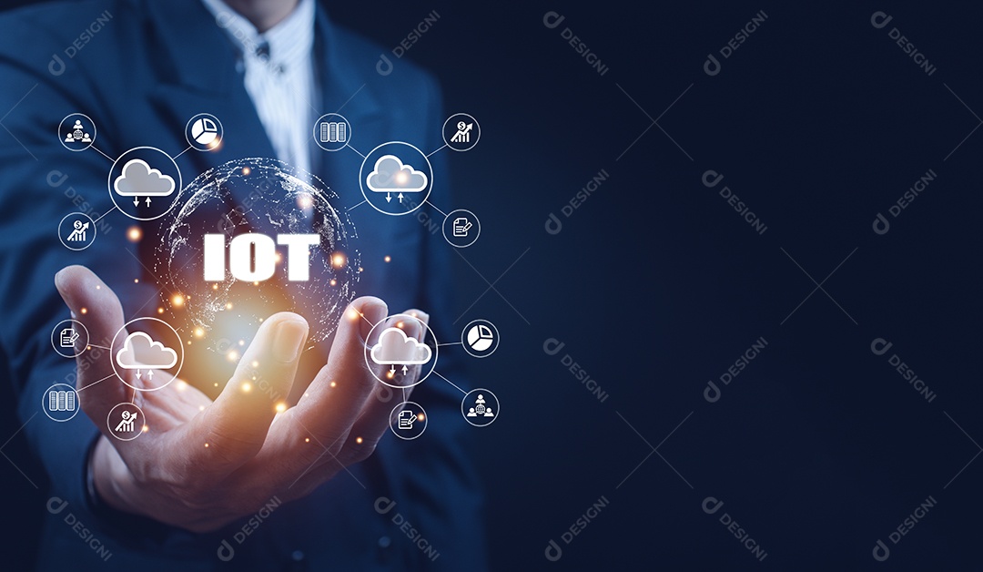 A mão do homem de negócios mostra um diagrama de bloco da internet das coisas