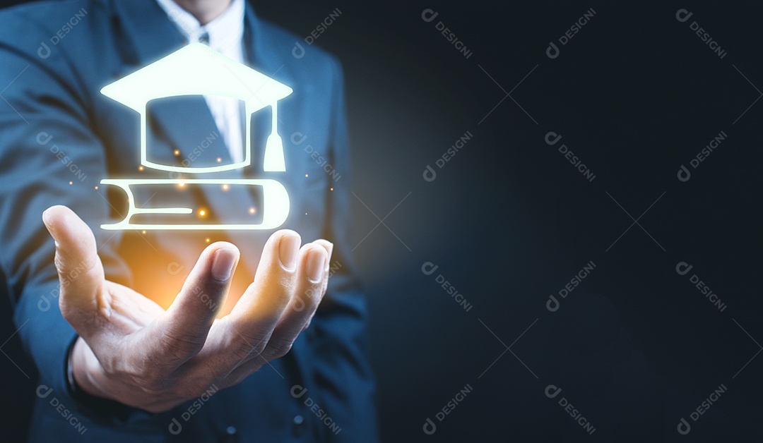 Empresário em fundo escuro segurando o ícone de sucesso de educação