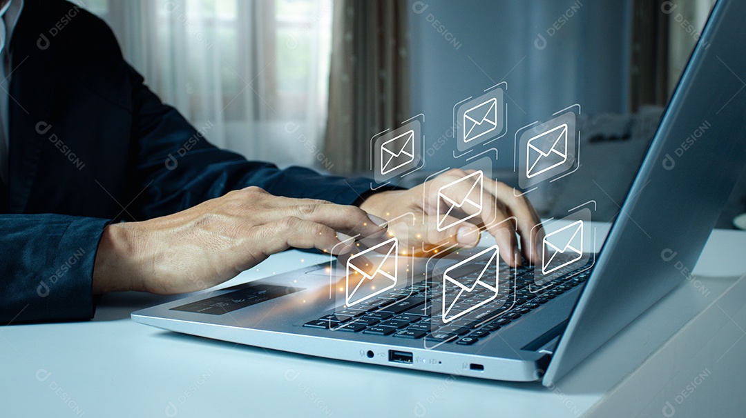empresa enviando muitos e-mails ou newsletter digital para clientes
