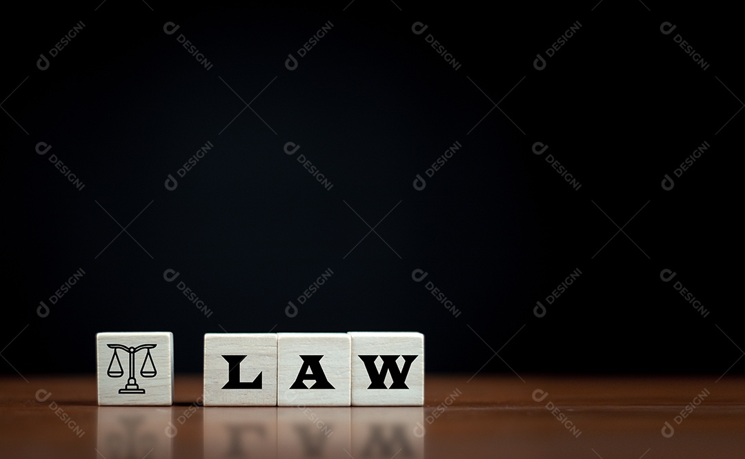 Forma de bloco de cubo de madeira com justiça legal de lei de ícone negócios jurídicos