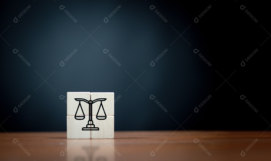ícone plano de lei no bloco de cubo na mesa de madeira sobre o conceito de serviços jurídicos de negócios de fundo escuro