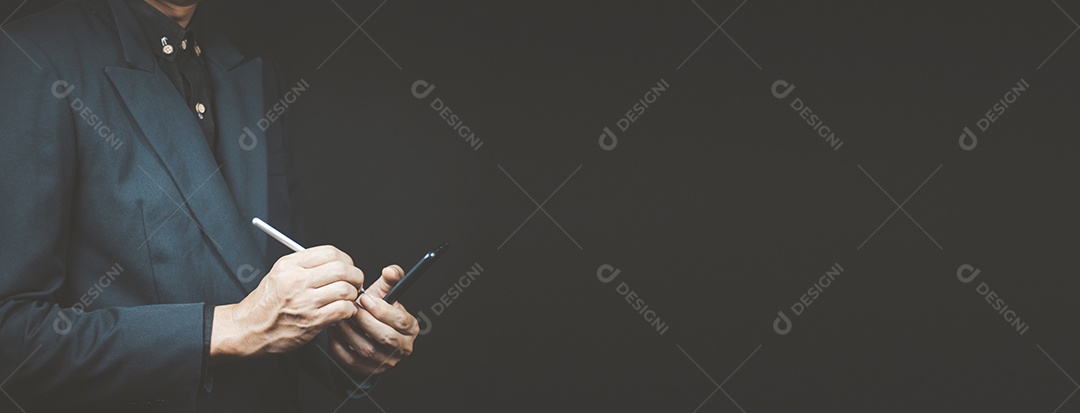 Close-up do empresário de terno azul usando computador tablet