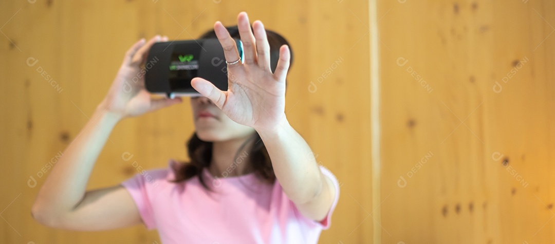 Jovem mulher usando fone de ouvido de realidade virtual na cama. VR, tecnologia digital do futuro, jogo, entretenimento de filmes