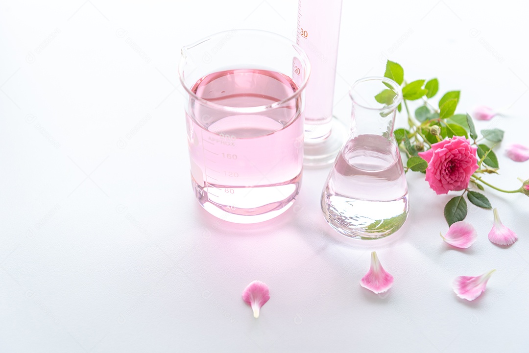 Rose tratamentos de spa na mesa de madeira branca. Conceito de relaxamento de massagem de terapia de saúde e corpo.