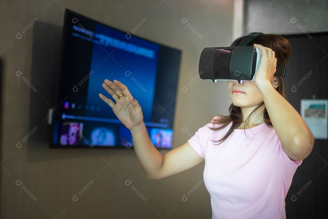 Jovem mulher usando fone de ouvido de realidade virtual. VR, tecnologia digital do futuro, jogo, entretenimento de filmes