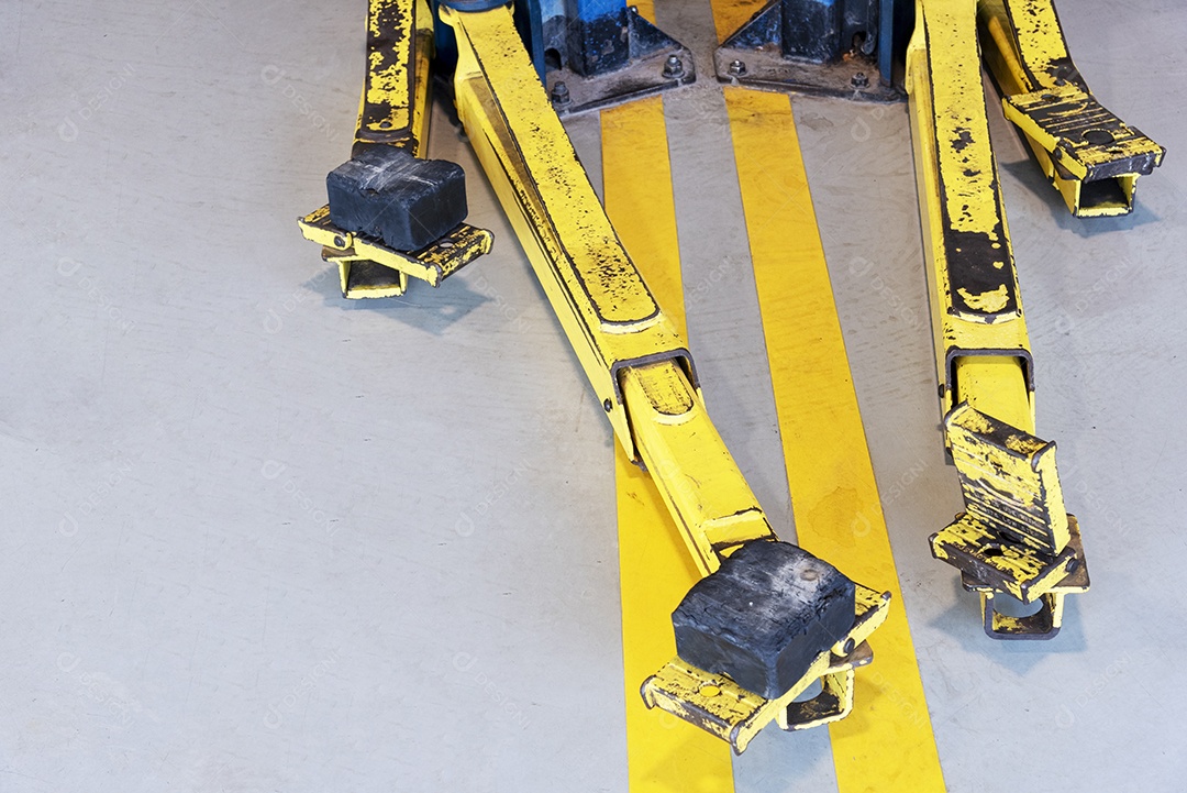 Parte do poste do elevador de carro na loja de pneus. Automóvel e veículo.