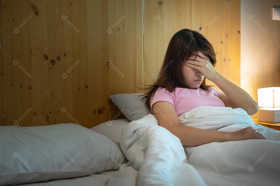 mulher tendo enxaquecas durante a deitada na cama em casa. insônia, insônia, cansaço, sofrimento e conceitos estressados