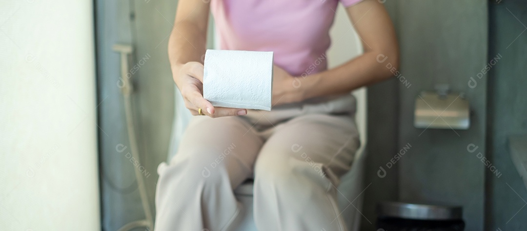 Mulher segurando rolo de papel higiênico durante sentar no vaso sanitário. diarréia, período constipado, infecção, abdominal, dor de estômago, cistite, seguro e conceito médico