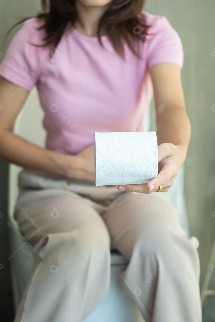 Mulher segurando rolo de papel higiênico durante sentar no vaso sanitário. diarréia, período constipado, infecção, abdominal, dor de estômago, cistite, seguro e conceito médico