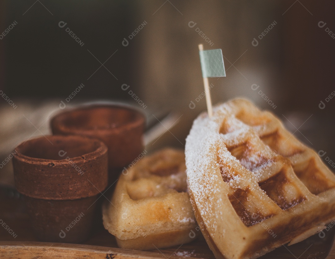 Waffles belgas caseiros servidos em um prato.