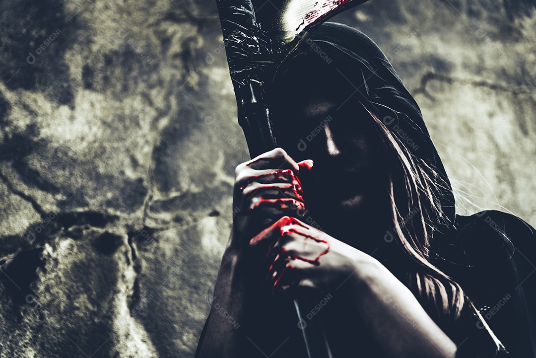 Bruxa demônio com ceifador em pé na frente da parede do grunge.