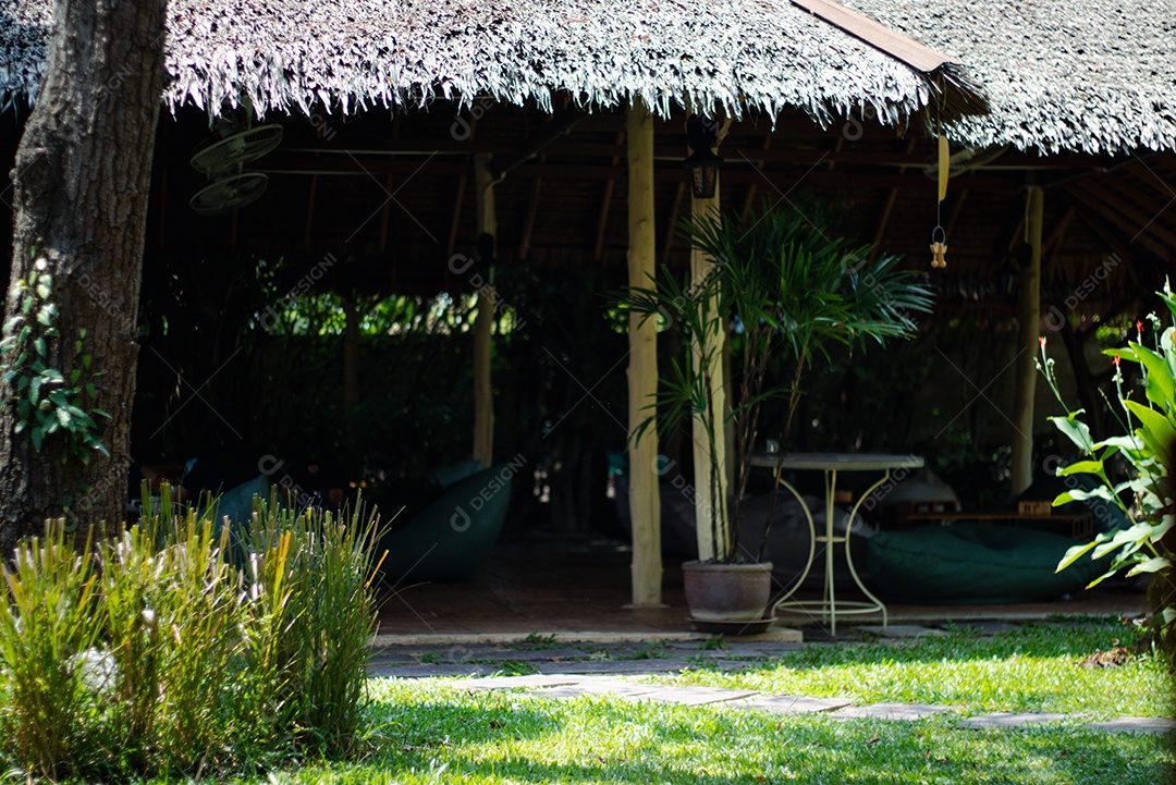 Antigo fundo de gramado na frente da casa.
