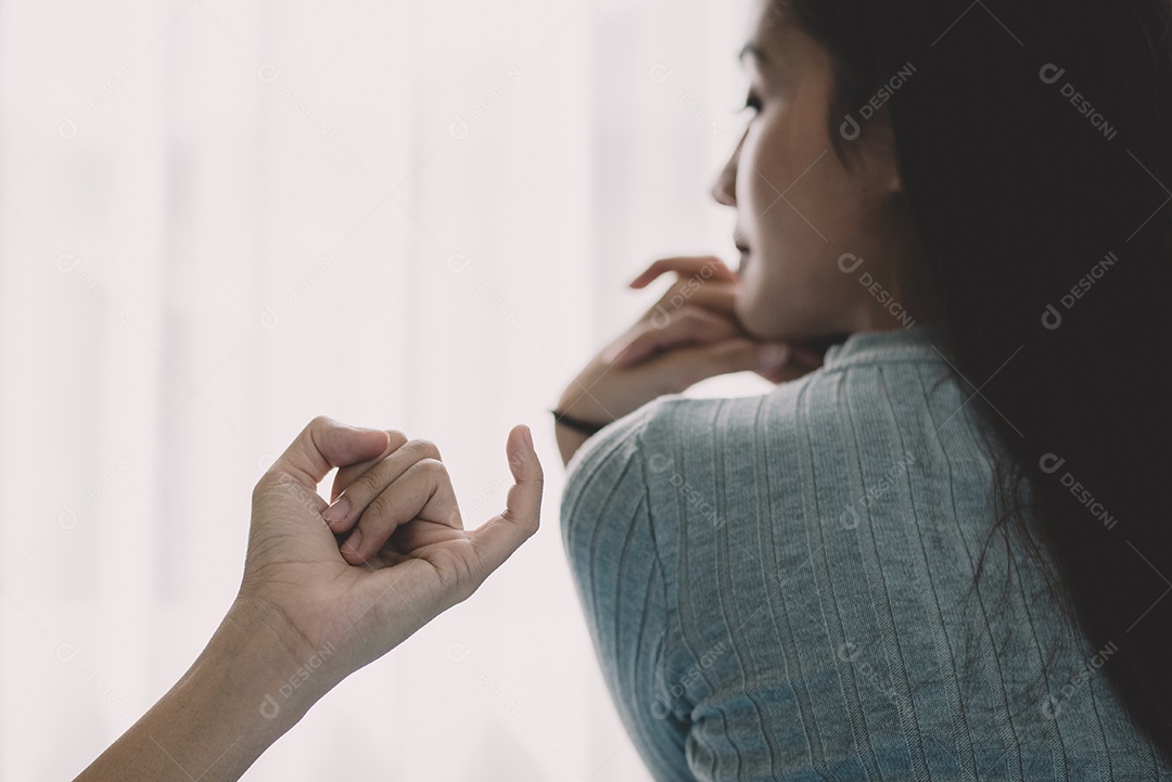 Bela mulher asiática foi reconciliada pelo namorado após discussão.