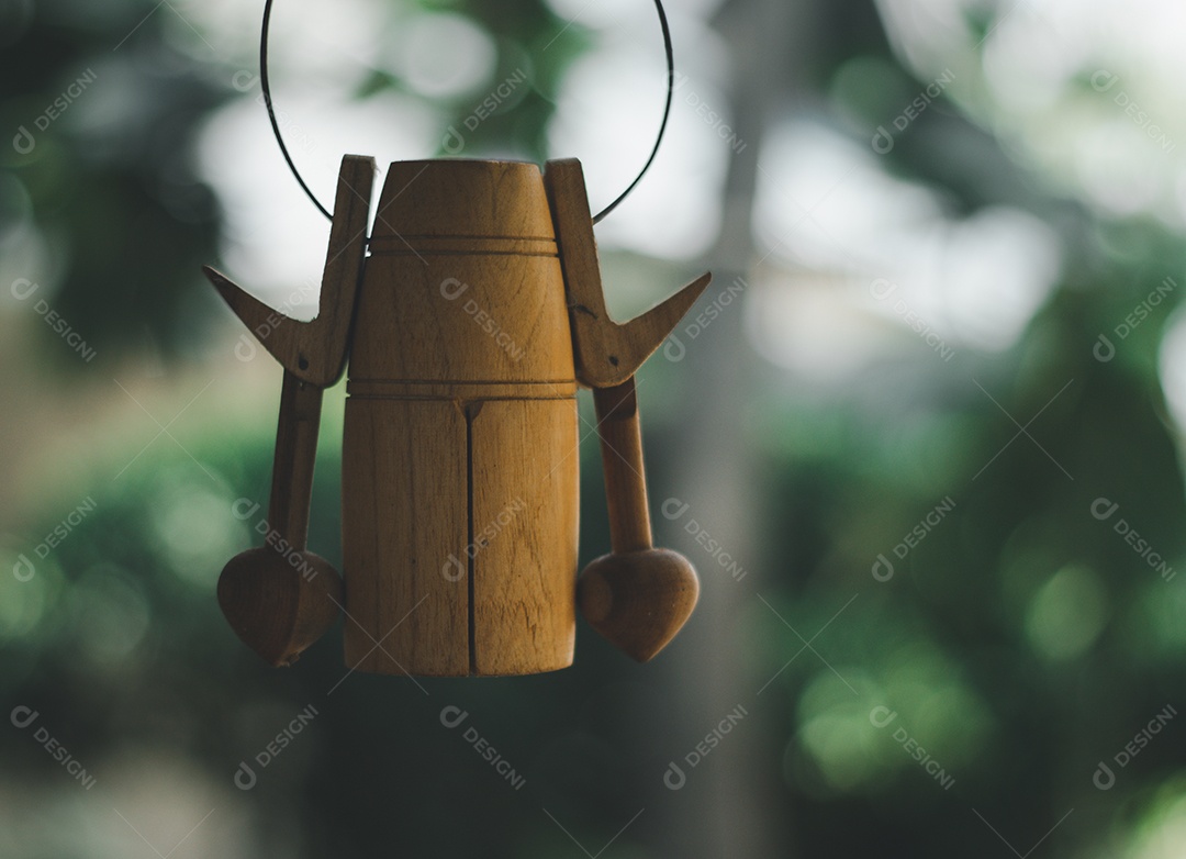 Sino de madeira artesanal pendurado nas janelas da casa da Tailândia.