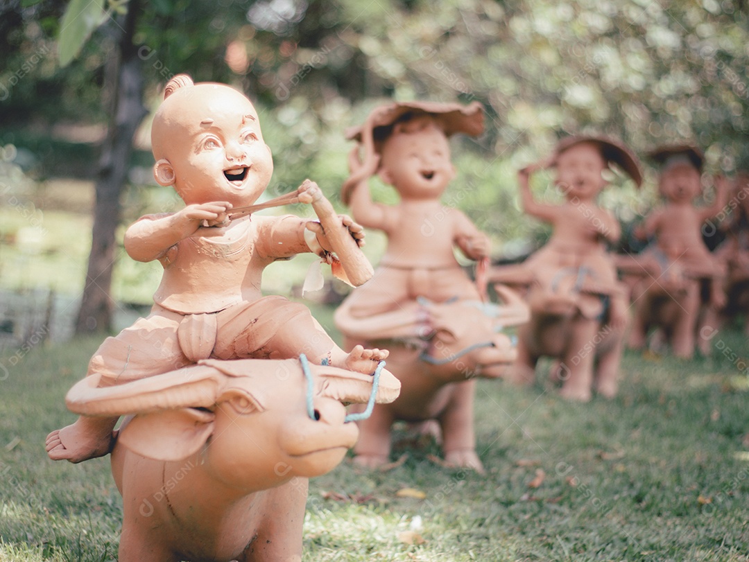 Estátuas de crianças brincando no jardim