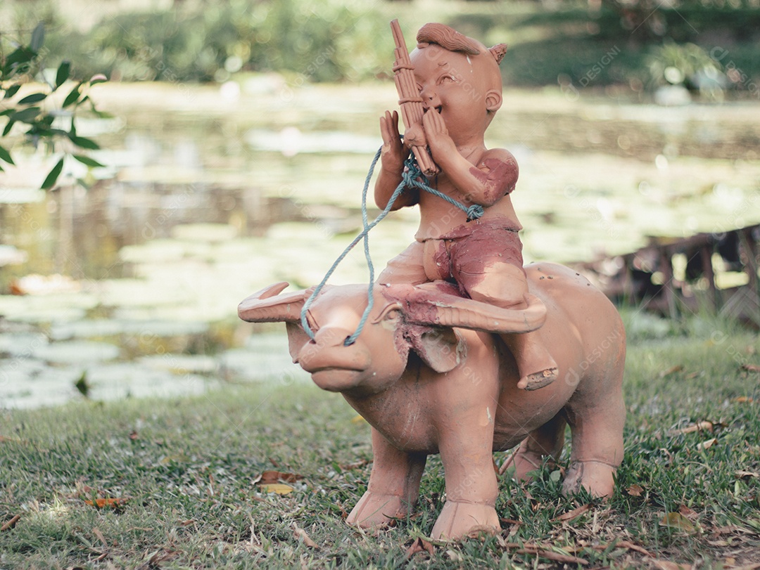 Estátuas de crianças brincando no jardim