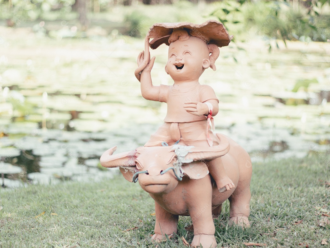 Estátuas de crianças brincando no jardim