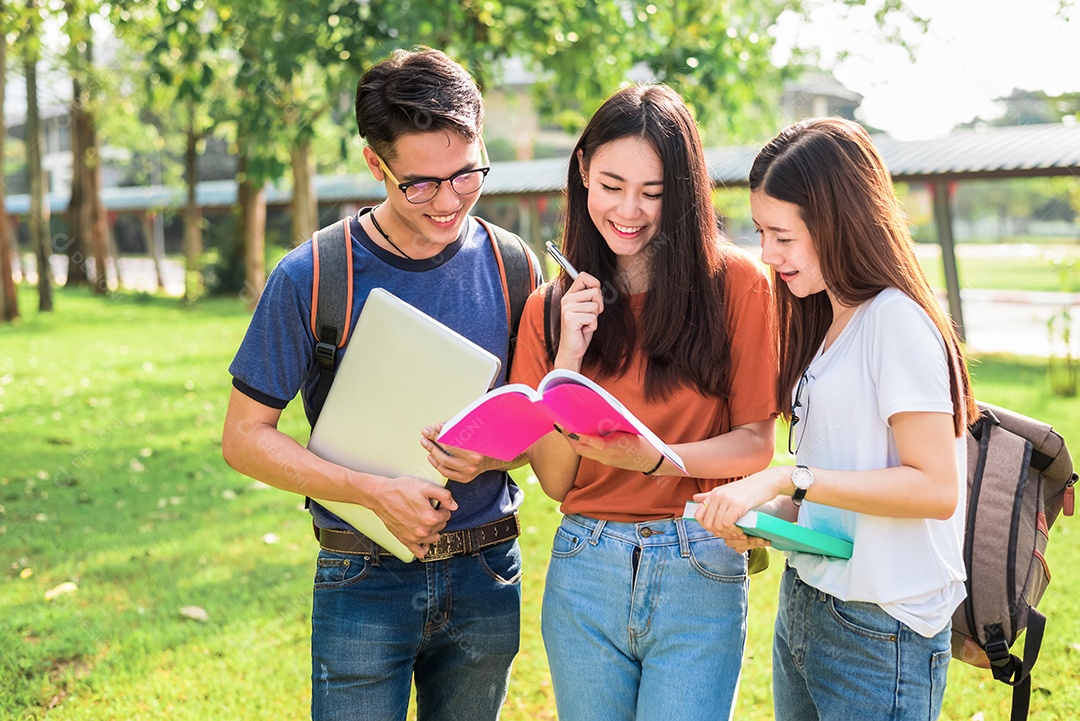 Três jovens estudantes asiáticos do campus gostam de dar aulas particulares.