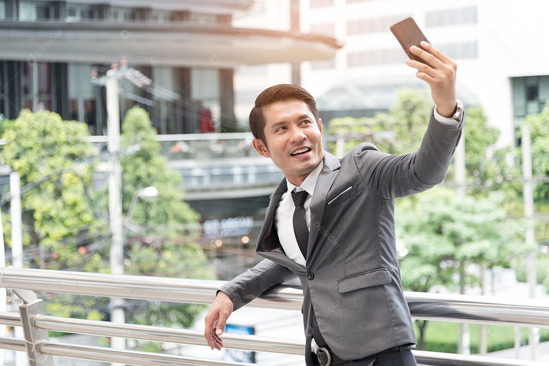 Homem de negócios selfie- se pela câmera do telefone inteligente. Conceito de negócios e tecnologia.