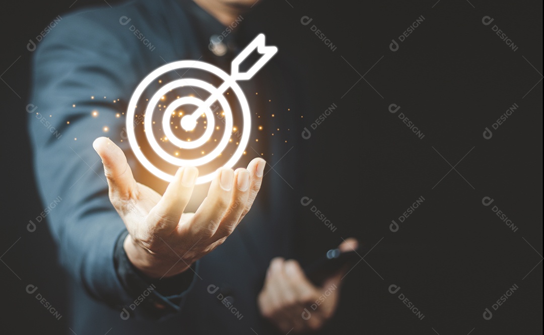 Empresário segurando alvo de dardos virtual e seta para o conceito de alvo de objetivo de negócios de configuração.