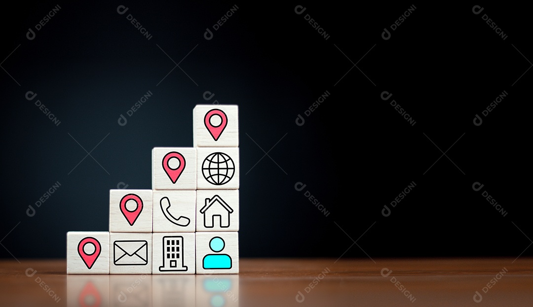 Comunicação Conecte todas as áreas com rede de internet que é impressa em um bloco de cubo de madeira nos ícones de casa e escritório, telefone, internet e correio, conceito criativo de comunicação sem fronteiras