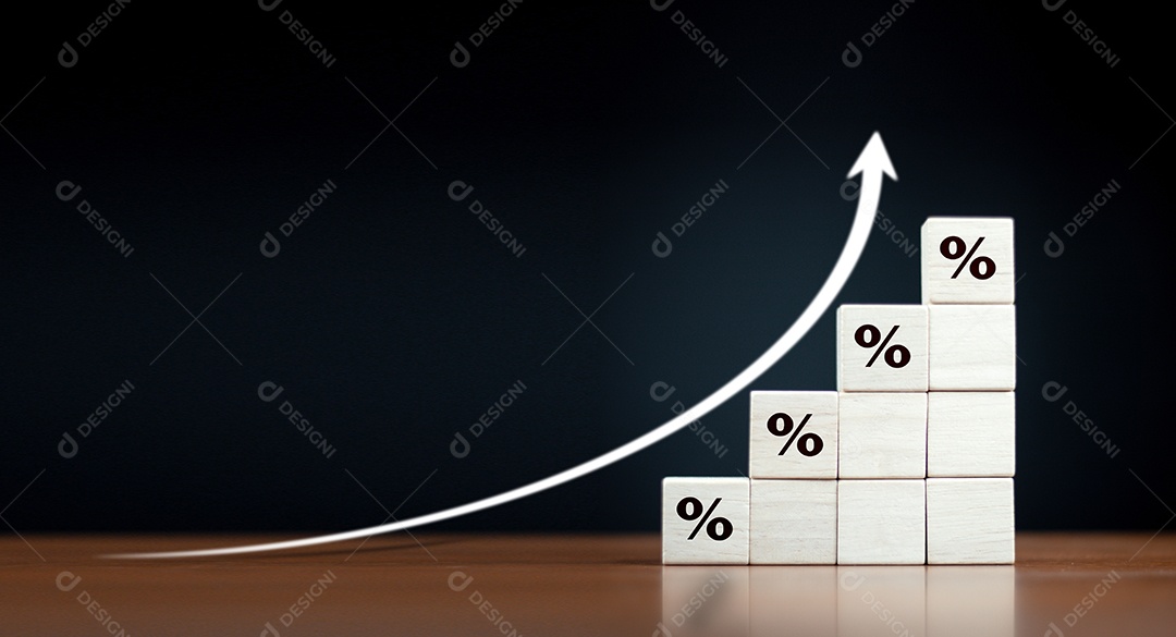 Conceito de taxas financeiras e hipotecárias de taxa de juros. Blocos de madeira com símbolo de porcentagem de ícone e seta apontando para cima. A economia está melhorando.
