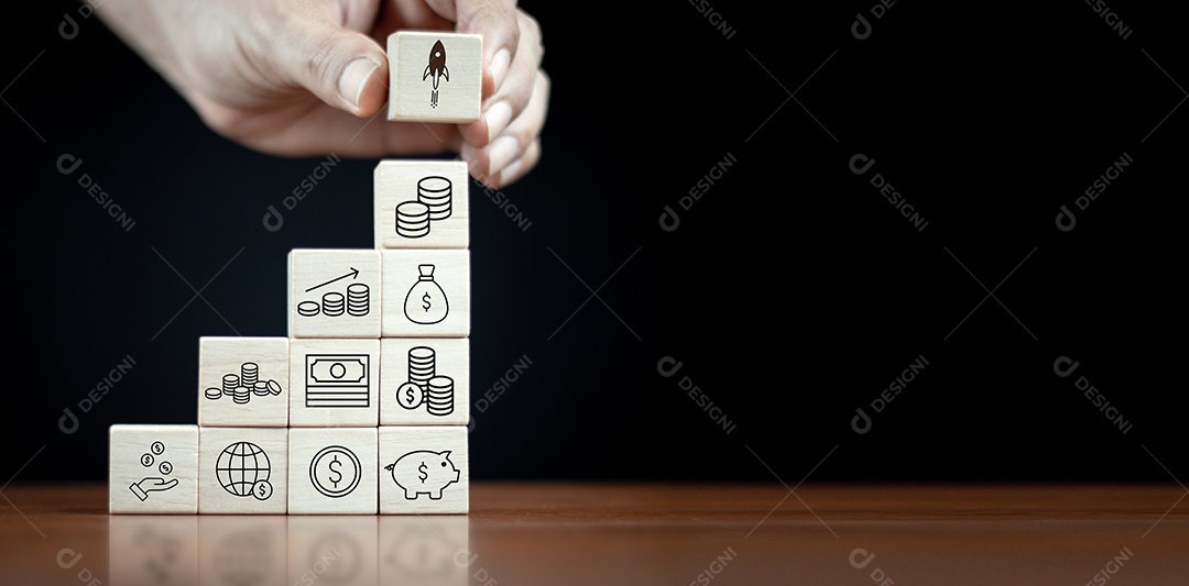 Bloco de cubo de madeira colocado à mão do ícone de economia de dinheiro. Nota de banco. Blocos de madeira empilhados com sinal de saco de dinheiro. O processo de desenvolver um negócio de sucesso e economizar dinheiro com bons métodos de poupança. Id