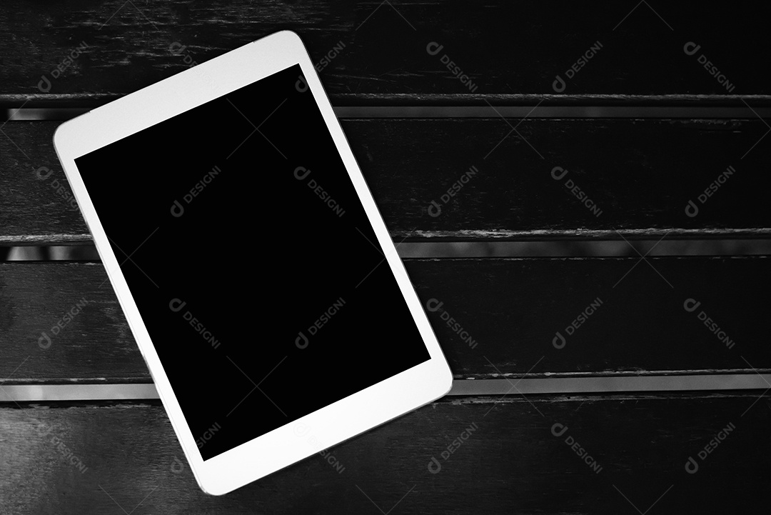 10329473 Tablet touchscreen branco com tela de espaço de cópia em branco preto para publicidade ou texto de mídia social na mesa de madeira preta,
