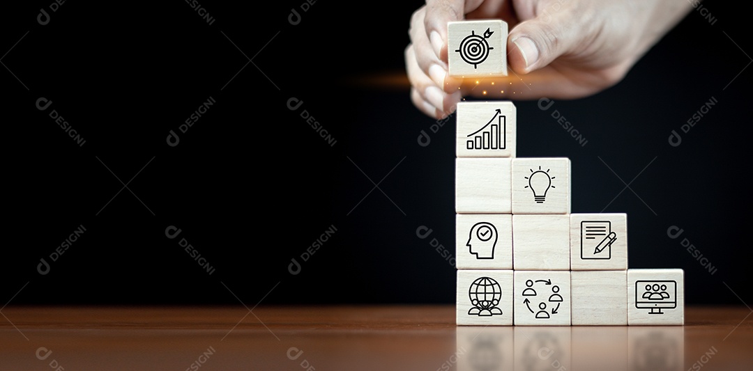 A colocação manual de blocos de madeira com ícones atinge os objetivos do elemento. diagrama de conceito de sucesso empresarial com informações e trabalho forte