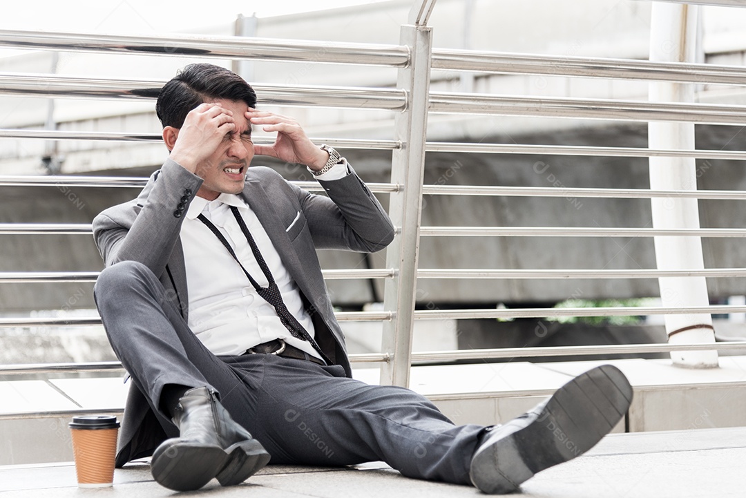 Empresário tem dor de cabeça e estressado, conceito desempregado, conceito falido, conceito insalubre.