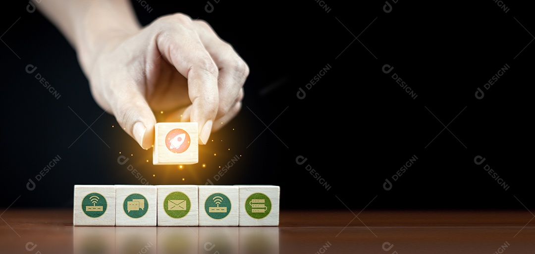 Conceito de ícone de comunicação e tecnologia, telefone de símbolo de cubo de bloco de madeira, nuvem, e-mail, endereço. Página do site entre em contato conosco ou e-mail marketing, entre em contato conosco no conceito de suporte ao cliente