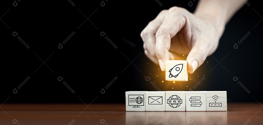 Conceito de ícone de comunicação e tecnologia, telefone de símbolo de cubo de bloco de madeira, nuvem, e-mail, endereço. Página do site entre em contato conosco ou e-mail marketing, entre em contato conosco no conceito de suporte ao cliente