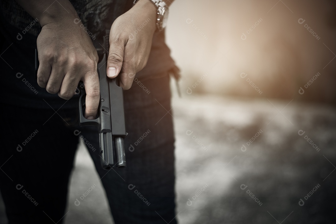 Ladrão segurando arma para pronto para matar roubar dinheiro.