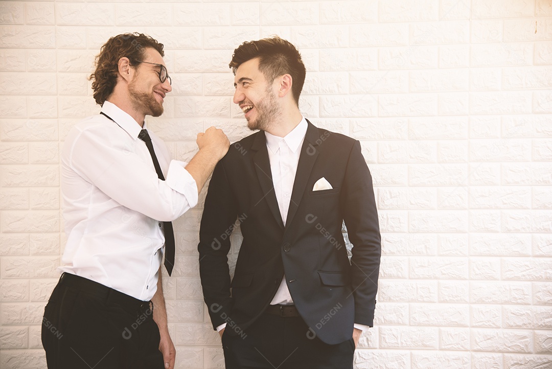 Dois jovens empresários inteligentes conversando durante o tempo de lazer.