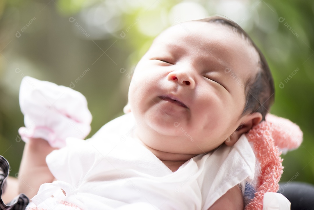 Bebê recém-nascido sorrindo nas mãos da mãe, foco seletivo em seus olhos, conceito de famíliaBebê recém-nascido sorrindo nas mãos da mãe, foco seletivo em seus olhos, conceito de família.
