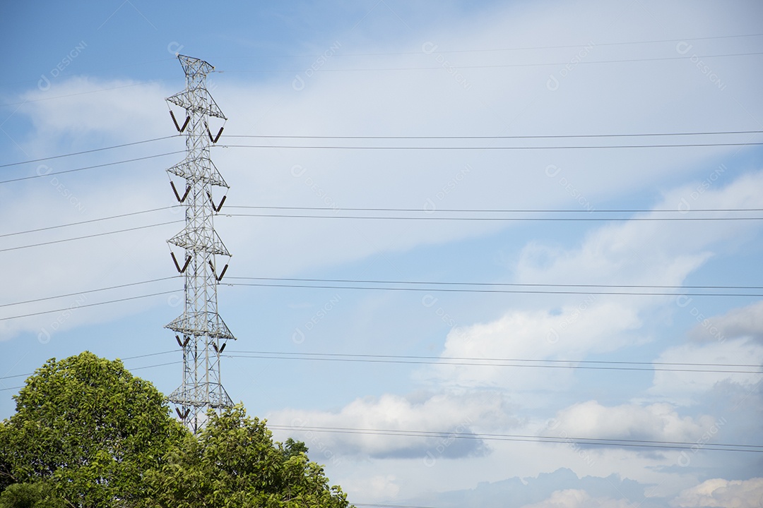 Poste de alta tensão no topo da colina da montanha, conceito de natureza e tecnologia.