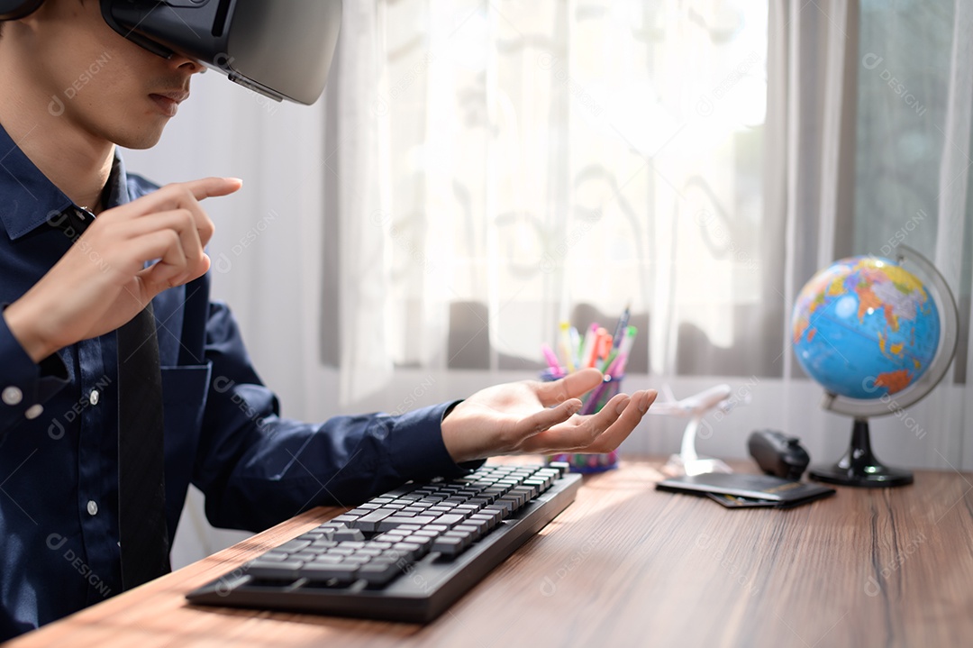 Empresário está usando óculos VR para trabalhar. Mundo virtual.