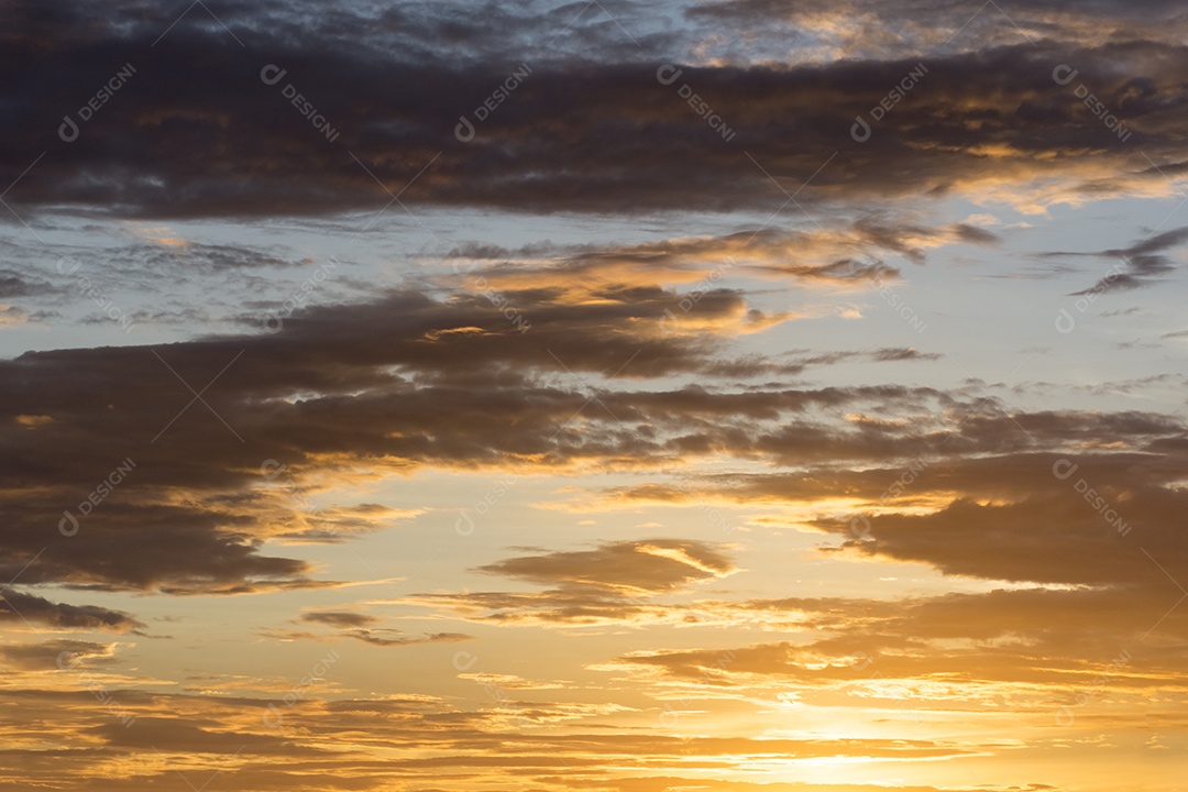 Céu crepuscular dourado antes do pôr do sol, fundo do céu, natureza.