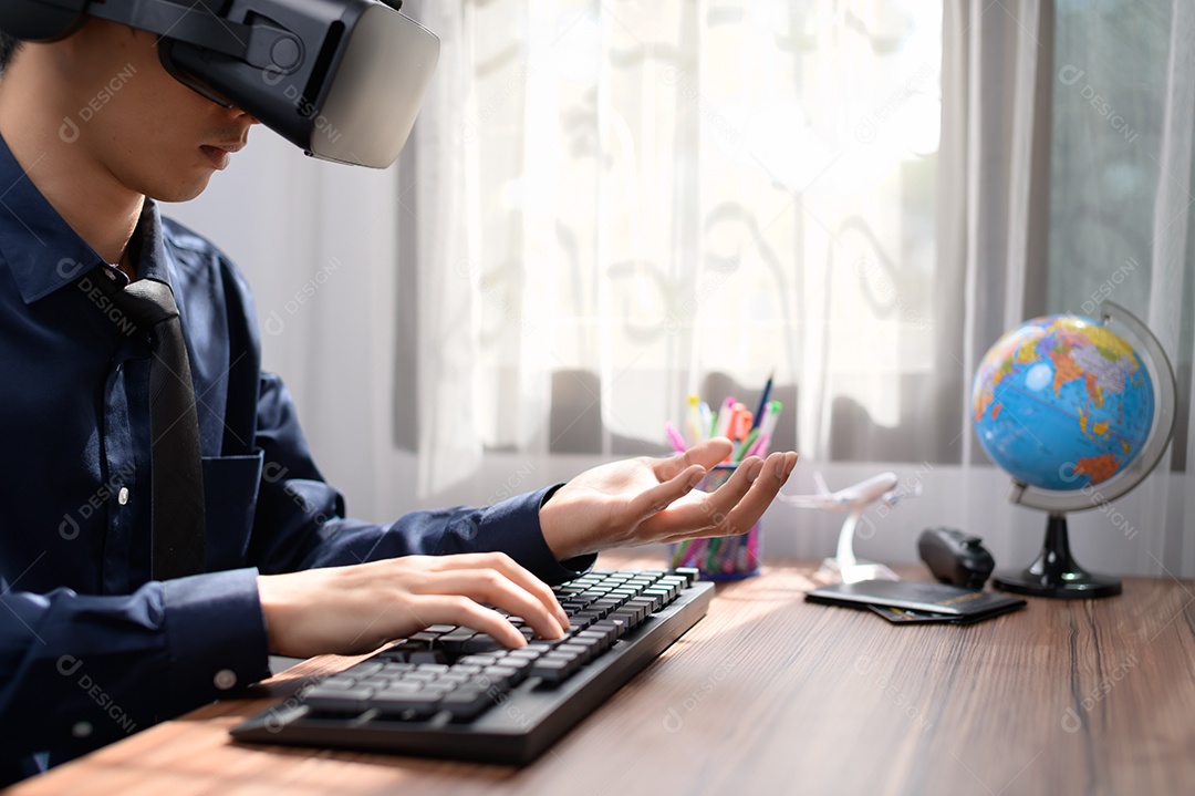 Empresário está usando óculos VR para trabalhar. Mundo virtual.