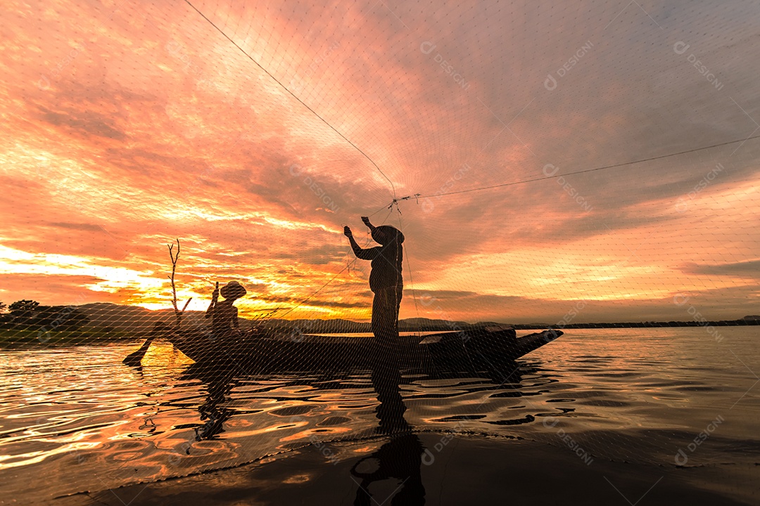 Silhueta pescador usando internet no barco pela manhã.