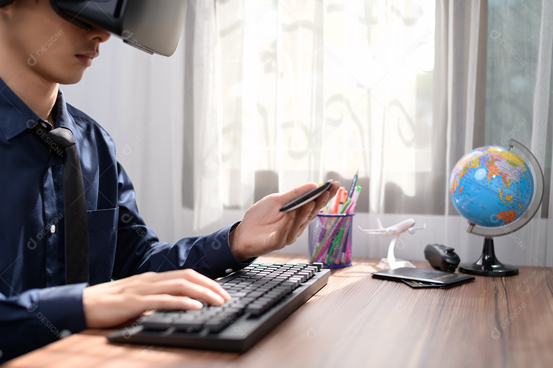 Empresário está usando óculos VR para trabalhar. Mundo virtual.