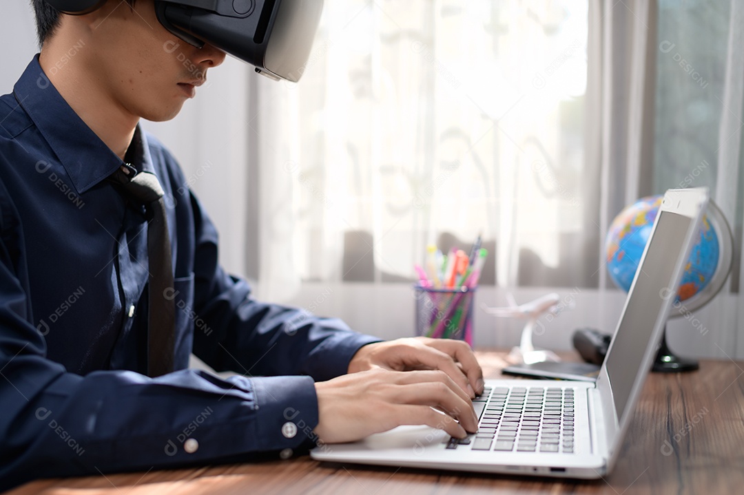 Empresário está usando óculos VR para trabalhar. Mundo virtual.