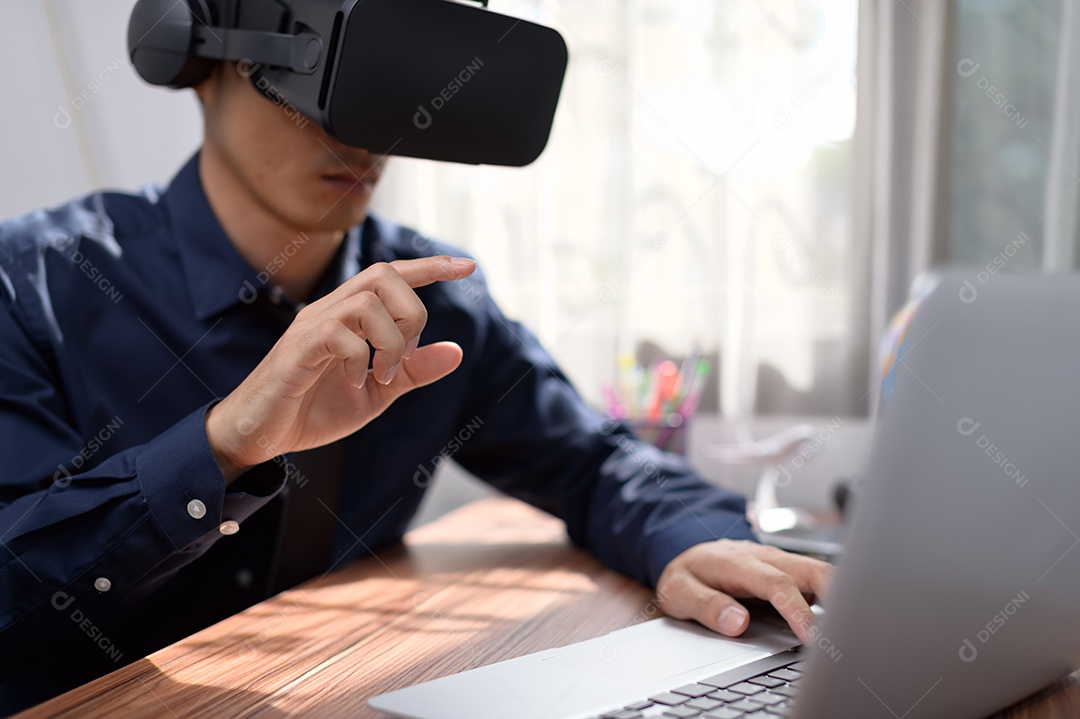 Empresário está usando óculos VR para trabalhar. Mundo virtual.